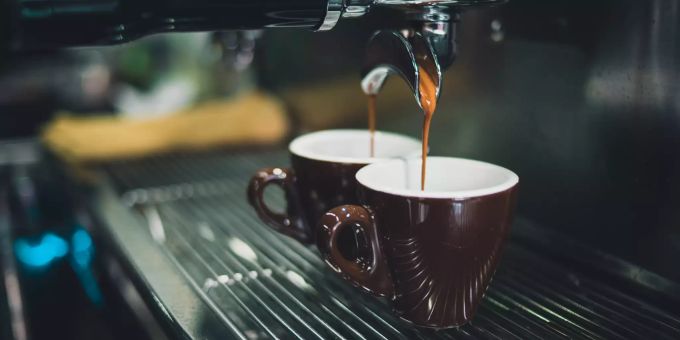Eine Kaffeemaschine bereitet frischen Kaffee zu. (Symbolbild) kaffeemaschinenhersteller