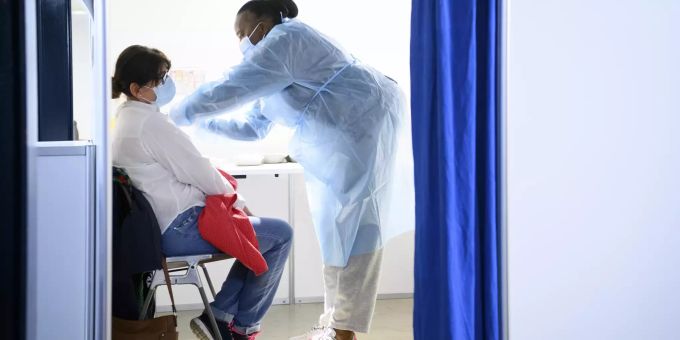 Eine Frau erhält am 26. April in Montreux VD eine Impfung gegen das Coronavirus. CORONAVIRUS, COVID-19, COVID 19, CORONA-IMPFUNG, IMPFUNG, IMPFEN, IMPFZENTRUM,