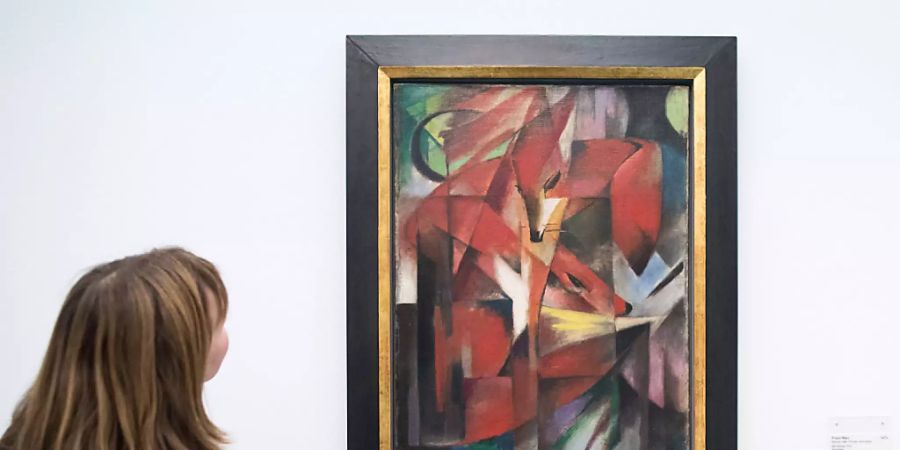 ARCHIV - Eine Frau betrachtet das Gemälde «Füchse» von Franz Marc (1880-1916), das sich derzeit im Besitz der Stadt Düsseldorf befindet. Foto: Marcel Kusch/dpa - ACHTUNG: Nur zur redaktionellen Verwendung im Zusammenhang mit der aktuellen Berichterstattung und nur mit vollständiger Nennung des vorstehenden Credits