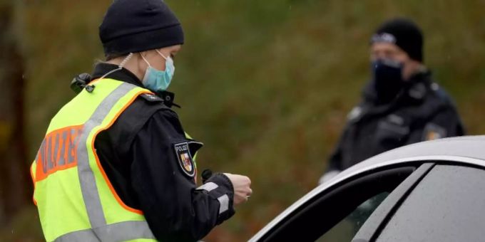 Laut einem EuGH-Urteil müssen deutsche Behörden einen im Ausland erneuerten Führerschein nicht anerkennen, wenn hierzulande ein Fahrverbot vorliegt. Foto: Bernd Wüstneck/dpa-Zentralbild/Illustration/dpa Laut einem EuGH-Urteil müssen deutsche Behörden einen im Ausland erneuerten Führerschein nicht anerkennen, wenn hierzulande ein Fahrverbot vorliegt. Foto: Bernd Wüstneck/dpa-Zentralbild/Illustration/dpa