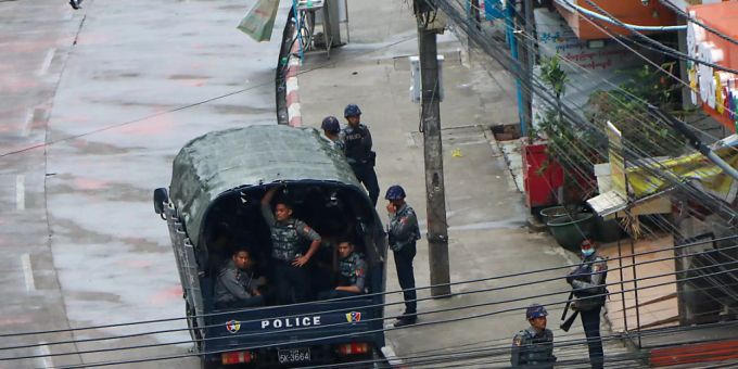 Sicherheitskräfte der Polizei warten in einem Polizeifahrzeug in Yangon. Foto: AP/dpa Sicherheitskräfte der Polizei warten in einem Polizeifahrzeug in Yangon. Foto: AP/dpa