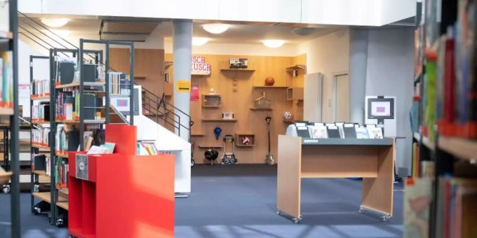 Die «Bibliothek der Dinge» ist hinter Büchern im Bibliothekszentrum Sachsenhausen zu sehen. Foto: Sebastian Gollnow/dpa/Archivbild Die «Bibliothek der Dinge» ist hinter Büchern im Bibliothekszentrum Sachsenhausen zu sehen. Foto: Sebastian Gollnow/dpa/Archivbild