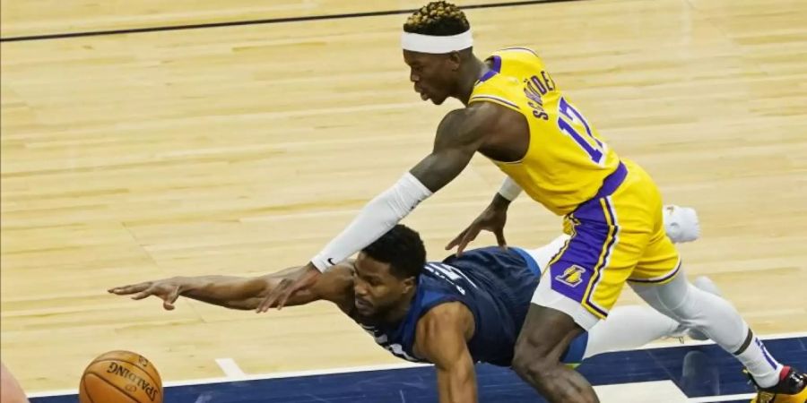 Malik Beasley (l) von den Minnesota Timberwolves im Zweikampf mit Dennis Schröder von den Los Angeles Lakers. Foto: Jim Mone/AP/dpa