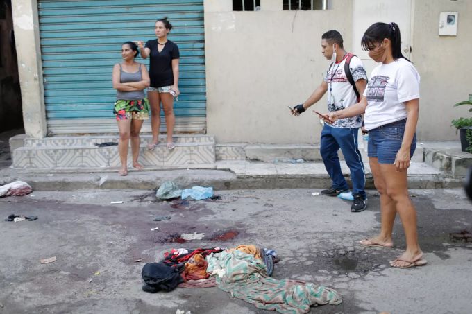 Anwohner fotografieren nach einem Polizeieinsatz gegen Drogenhändler in der Favela Jacarezinho das Blut auf der Strasse.