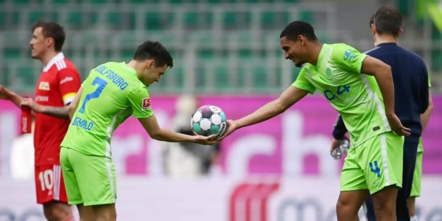 Der dreifache Torschütze Josip Brekalo (l) bekommt von Maxence Lacroix den Spielball überreicht. Foto: Swen Pförtner/dpa
