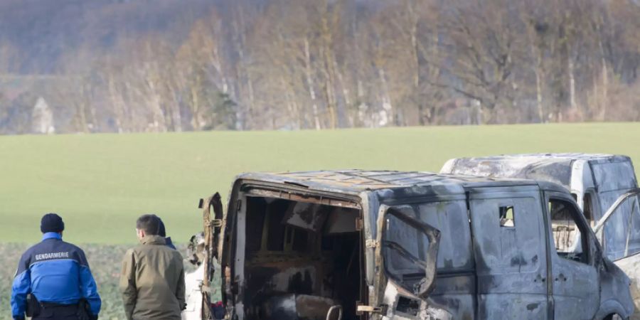 Ausgebrannte Fahrzeuge nach dem Überfall auf einen Geldtransport in Daillens VD im Dezember 2019. (Archivbild)