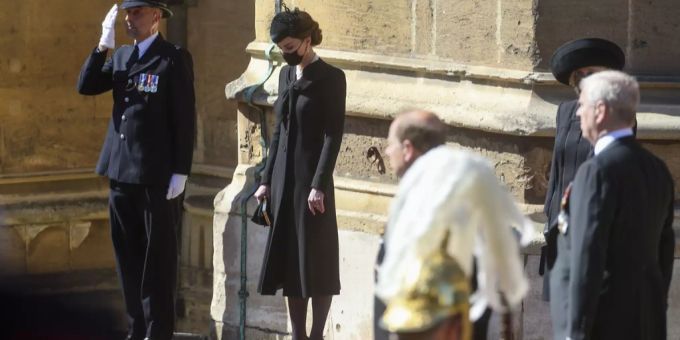 Kate erweist Prinz Philip die letzte Ehre. herzogin kate begräbnis