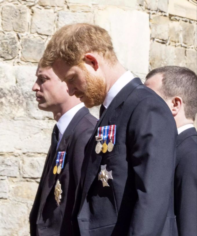 Prinz William (l) und Prinz Harry folgen dem Sarg ihres Grossvaters in die St.-Georgs-Kapelle auf Schloss Windsor. Trauerfeier und