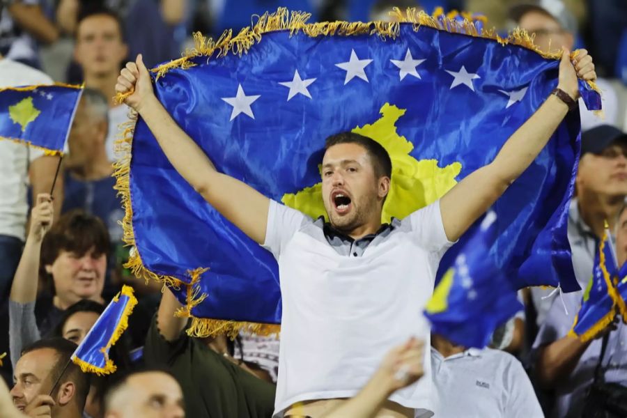 Ein Fan mit der Kosovo-Flagge.