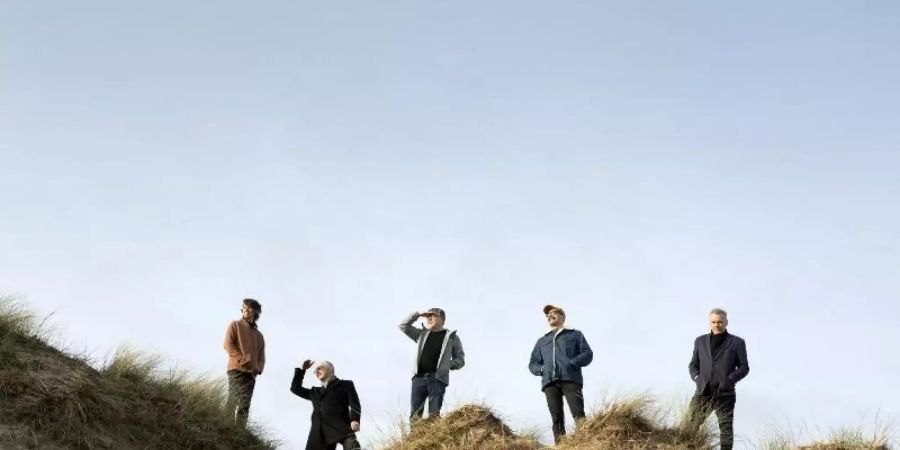 Was mögen sie wohl im Blick haben? Teenage Fanclub in den Dünen. Foto: Donald Milne/dpa