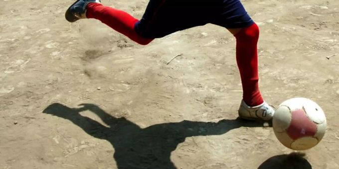 Eine hohe motorische Geschicklichkeit, beispielsweise gute Ballfertigkeit, hilft frühgeborenen Kindern später im Teenageralter ihre Impulskontrolle gleich gut zu kontrollieren wie termingerecht geborene Kinder. (Themenbild) Eine hohe motorische Geschicklichkeit, beispielsweise gute Ballfertigkeit, hilft frühgeborenen Kindern später im Teenageralter ihre Impulskontrolle gleich gut zu kontrollieren wie termingerecht geborene Kinder. (Themenbild)