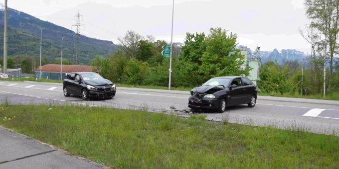 Frontalkollision zwischen zwei Autos in Sevelen.