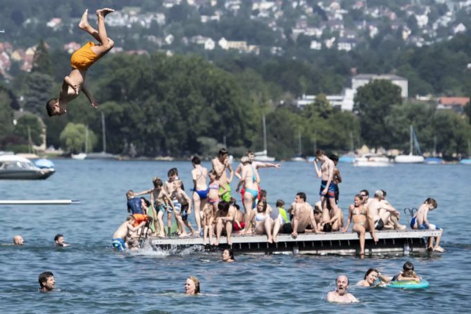 Menschen kühlen sich im Strandbad Mythenquai im Zürichsee ab. (Archivbild) Strandbad Mythenquai