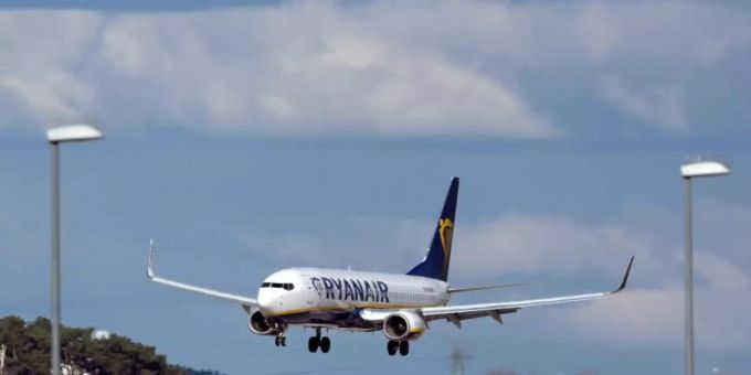 Punktlandung für Ryanair: Im Kampf gegen staatliche Corona-Hilfen für die Konkurrenz konnte die Fluggesellschaft einen Teilerfolg erzielen. Foto: Soeren Stache/dpa-Zentralbild/dpa Punktlandung für Ryanair: Im Kampf gegen staatliche Corona-Hilfen für die Konkurrenz konnte die Fluggesellschaft einen Teilerfolg erzielen. Foto: Soeren Stache/dpa-Zentralbild/dpa