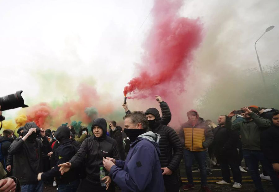 Die Demonstranten zündeten Rauchbomben.