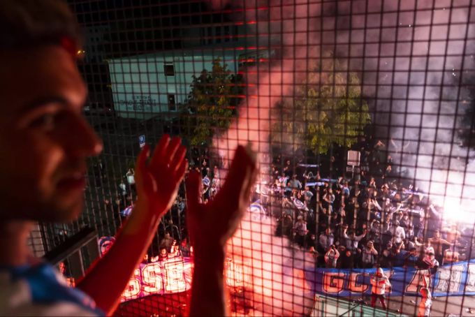 Die GC-Spieler bedanken sich nach dem Spiel in Neuenburg bei den mitgereisten Fans vor dem Stadion. gc fans