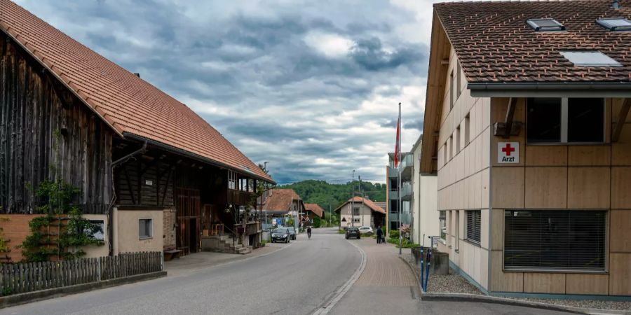 Bahnhofstrasse in Thurnen und Gemeindeverwaltung (rechts).