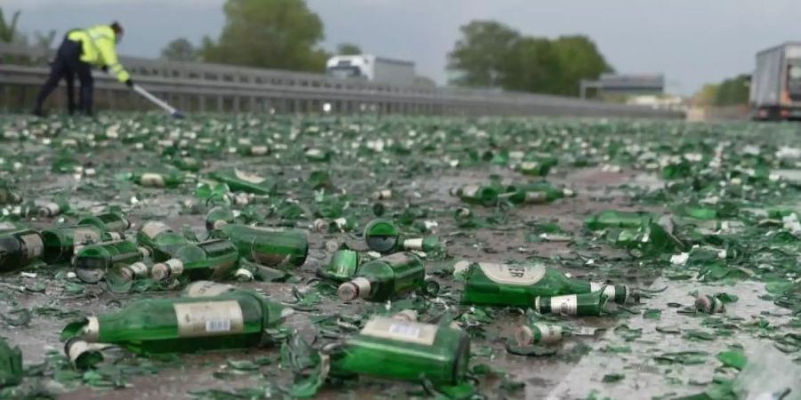 Trauriger Anblick: Zerstörte Bierflaschen liegen auf der A1 in Richtung Bremen. Foto: Thomas Lindemann/TNN/dpa