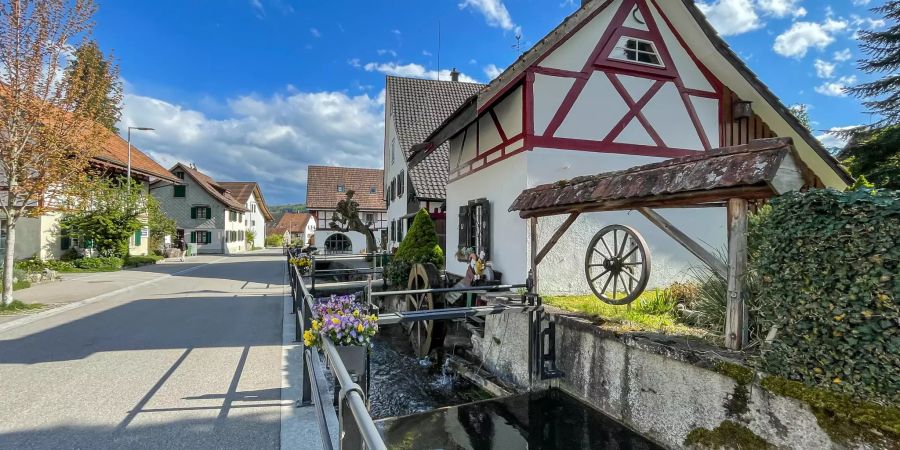 Die Wassermühle in der Ortschaft Otelfingen.