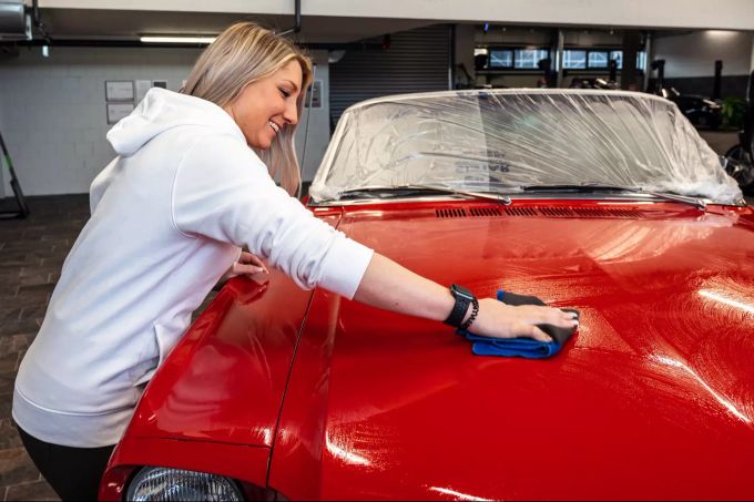 Viel Handarbeit. Michèle Ulmann poliert einen Ford Mustang aus den 60igern
