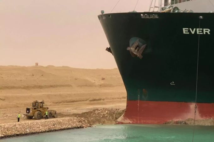 Suezkanal Containerschiff: Ein Bagger versucht, das vordere Ende des von Evergreen Marine betriebenen Frachtschiffs Ever Given zu befreien. Containerschiff blockiert Suezkanal
