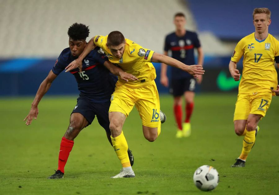 Frankreichs Kingsley Coman (l.) im Duell mit dem Ukrainer Vitaliy Mykolenko (r.).