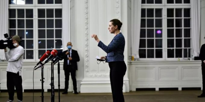 Regierungschefin Frederiksen bei ihrer Pressekonferenz coronavirus dänemark