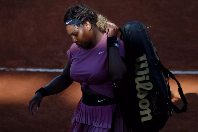 Serena Williams verlässt nach dem Spiel gegen Podoroska den Platz. serena williams