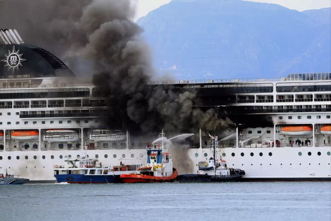 Die Feuerwehr versucht den Brand auf dem Kreuzfahrtschiff vor Korfu zu löschen. korfu