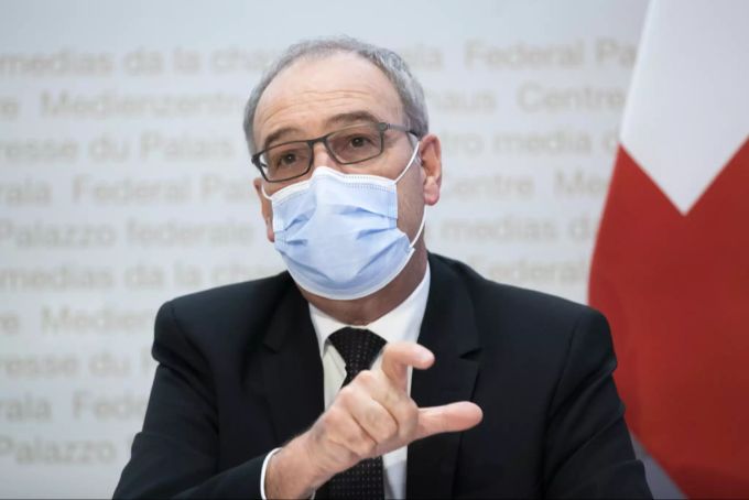 Bundespräsident Guy Parmelin spricht während einer Medienkonferenz über das Covid-19-Gesetz. Covid-19-Gesetz