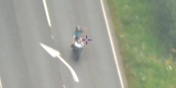 Alex Sartain begeht einen Mord, winkt der Polizei zu und startet seine Flucht auf dem Töff. Mörder