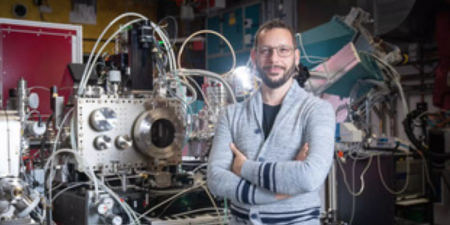Cristian Svetina an der Experimentierstation des Freie-Elektronen-Röntgenlasers SwissFEL am Paul Scherrer Institut in Villigen AG. Ihm und seinem Team ist es gelungen, tiefer zu blicken, als es bisher möglich war und Videos von atomaren Vorgängen zu drehen. (Foto: Mahir Dzambegovic)