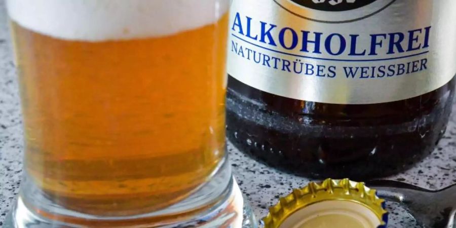 Trotz dauerhaft geschlossener Kneipen haben die deutschen Brauereien zum Tag des Bieres einen echten Hoffnungsträger ausgerufen: das alkoholfreie Bier. Foto: Patrick Pleul/zb/dpa