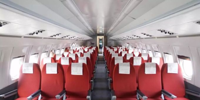 Blick ins Innere der «Lady Agnes», einer Iljuschin 62 der Fluggesellschaft Interflug, die auf dem Flugplatz Stölln/Rhinow steht. Foto: Jörg Carstensen/dpa Blick ins Innere der «Lady Agnes», einer Iljuschin 62 der Fluggesellschaft Interflug, die auf dem Flugplatz Stölln/Rhinow steht. Foto: Jörg Carstensen/dpa