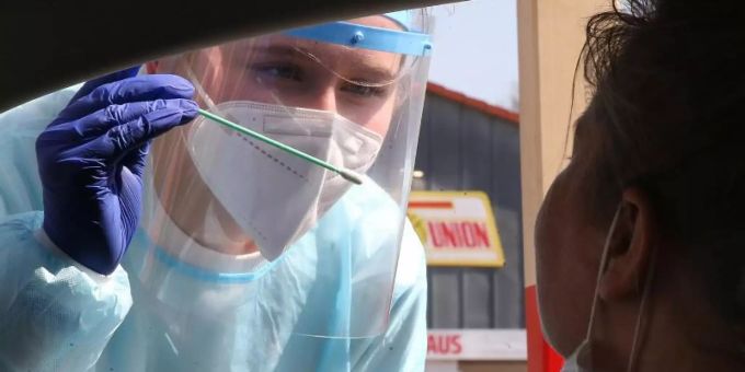 Immer noch wird in Deutschland nur ein Bruchteil der Abstriche auf Varianten des Coronavirus getestet. Foto: Wolfgang Kumm/dpa Immer noch wird in Deutschland nur ein Bruchteil der Abstriche auf Varianten des Coronavirus getestet. Foto: Wolfgang Kumm/dpa
