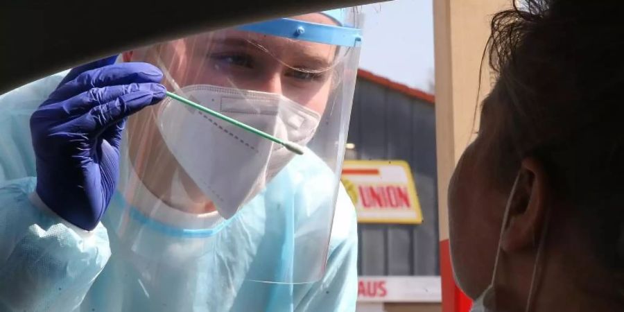 Immer noch wird in Deutschland nur ein Bruchteil der Abstriche auf Varianten des Coronavirus getestet. Foto: Wolfgang Kumm/dpa