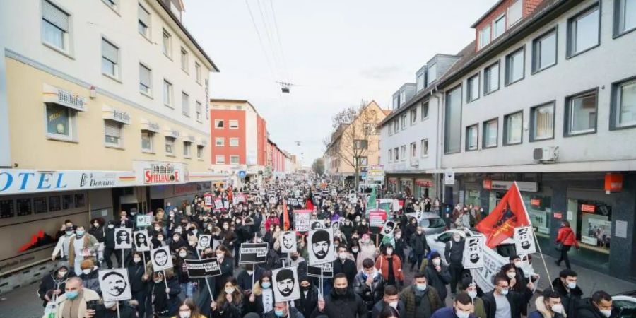 Ein Bündnis Hanauer Jugendorganisationen unter dem Motto «Kein Vergeben - Kein Vergessen - Gemeinsam gegen Rassismus» demonstriert auf dem Marktplatz am Brüder Grimm-Denkmal. Foto: Andreas Arnold/dpa