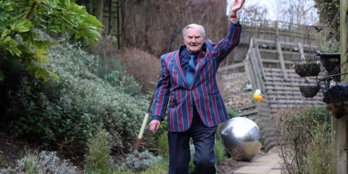 Der 103-jährige Tom Jones winkt, während er im Rahmen einer Spendenaktion Runden im Garten seines Pflegeheims in Bexleyheath dreht. Foto: Gareth Fuller/PA Wire/dpa Der 103-jährige Tom Jones winkt, während er im Rahmen einer Spendenaktion Runden im Garten seines Pflegeheims in Bexleyheath dreht. Foto: Gareth Fuller/PA Wire/dpa