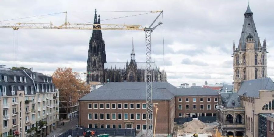 Blick auf die Baustelle mitten in der Kölner Altstadt. Foto: Rolf Vennenbernd/dpa