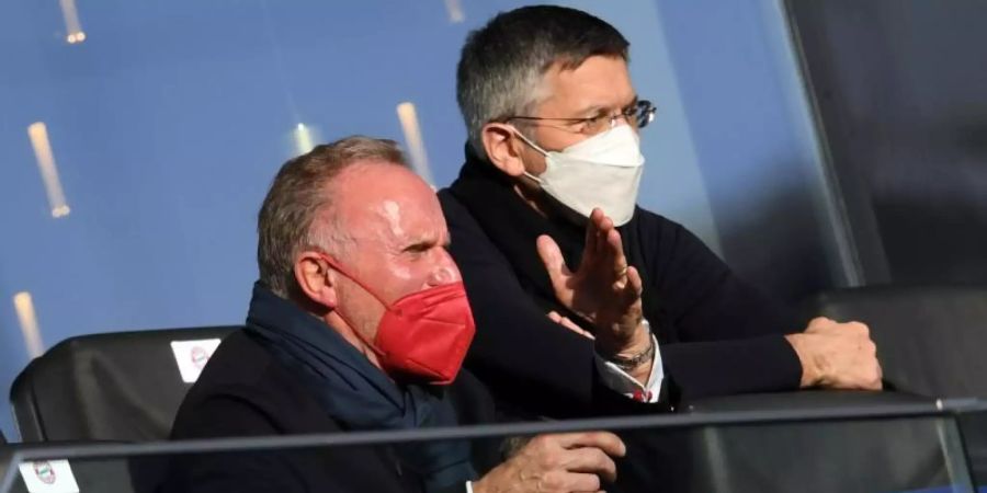 FC-Bayern-Boss Karl-Heinz Rummenigge (l) zusammen mit Bayern-Präsident Herbert Hainer auf der Tribüne in Frankfurt. Foto: Arne Dedert/dpa