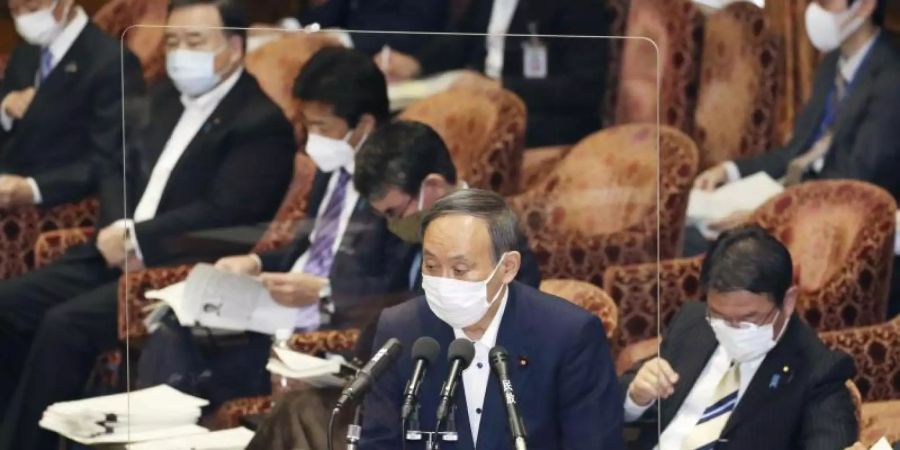 Der japanische Premierminister Yoshihide Suga spricht während einer Sitzung des Repräsentantenhauses. Foto: kyodo/dpa