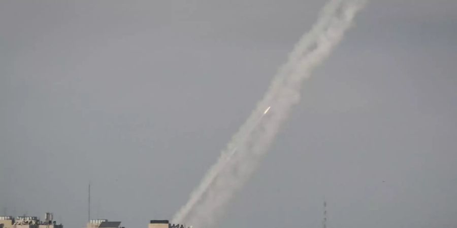 Raketen werden von der islamistischen Hamas aus Gaza-Stadt in Richtung Israel abgefeuert. Kurz nach Ablauf eines Ultimatums der islamistischen Hamas haben militante Palästinenser mehrere Raketen aus dem Gazastreifen auf Israel abgefeuert. Foto: Mohammed Talatene/dpa