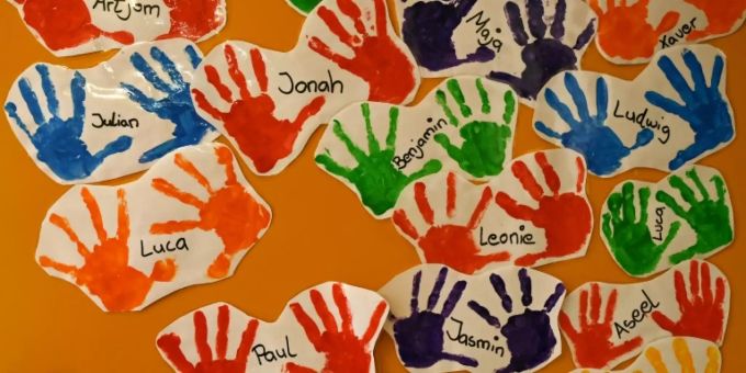 Farbabdrücke von Händen in einem Kindergarten Farbabdrücke von Händen in einem Kindergarten