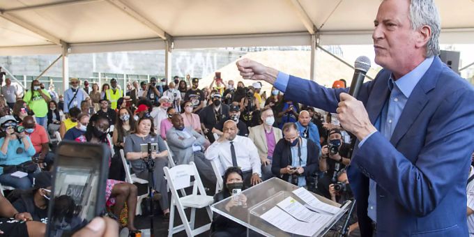Bill de Blasio, Bürgermeister von New York, spricht während einer Veranstaltung zur Grundsteinlegung des Universal Hip Hop Museum. Foto: Charles Sykes/Invision/AP/dpa Bill de Blasio, Bürgermeister von New York, spricht während einer Veranstaltung zur Grundsteinlegung des Universal Hip Hop Museum. Foto: Charles Sykes/Invision/AP/dpa