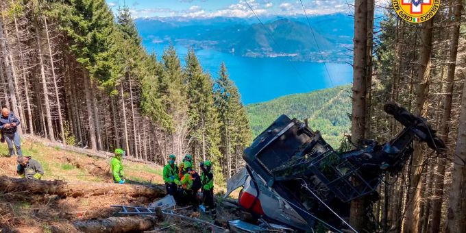 dpatopbilder - HANDOUT - 23.05.2021, Italien, Stresa: Retter arbeiten am Wrack einer Gondel, die in der Nähe des Gipfels der Stresa-Mottarone-Linie in der Region Piemont, Norditalien, abstürzt war. Neun Tote bei Seilbahnunglück in Italien