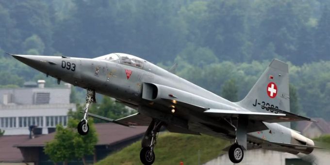 Ein Tiger F 5 Kampfjet der Schweizer Luftwaffe ist im Raum Melchsee-Frutt OW abgestürzt. Der Pilot blieb unverletzt. (Archivbild) Lockheed Martin F-35 Lightning II