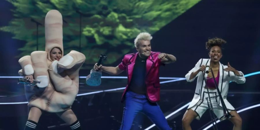 Peace oder Mittelfinger? Jendrik bei der ESC-Bühnenshow.