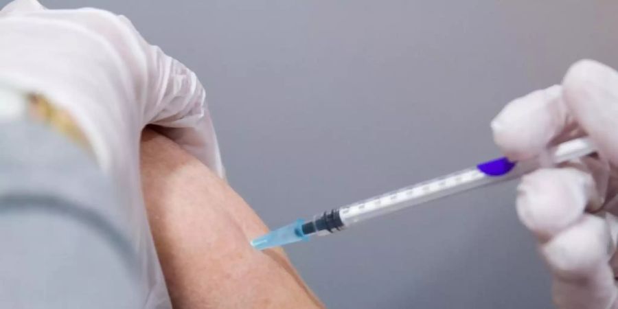 In Bayern dürfen Haus- und Fachärzte nun unabhängig von der Impfreihenfolge gegen das Coronavirus impfen. Foto: Daniel Karmann/dpa
