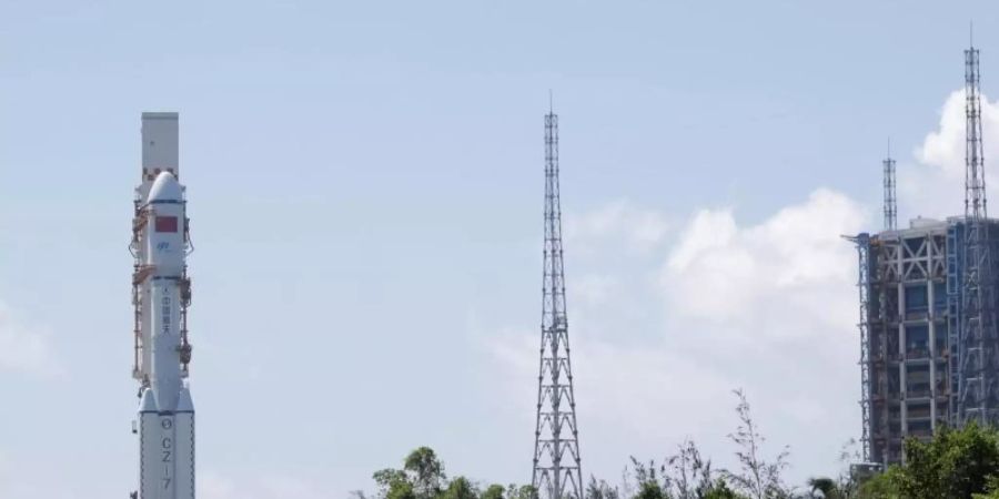Eine «Langer Marsch 7 Y3»-Rakete mit dem «Tianzhou 2»-Frachtraumschiff am 16. Mai 2021 am Startbereich der Wenchang Spacecraft Launch Site in der südchinesischen Provinz Hainan. Foto: Guo Wenbin/Xinhua/dpa