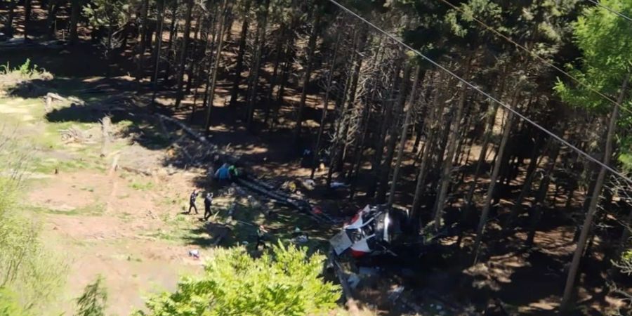 Rettungskräfte im Einsatz an der Unfallstelle.